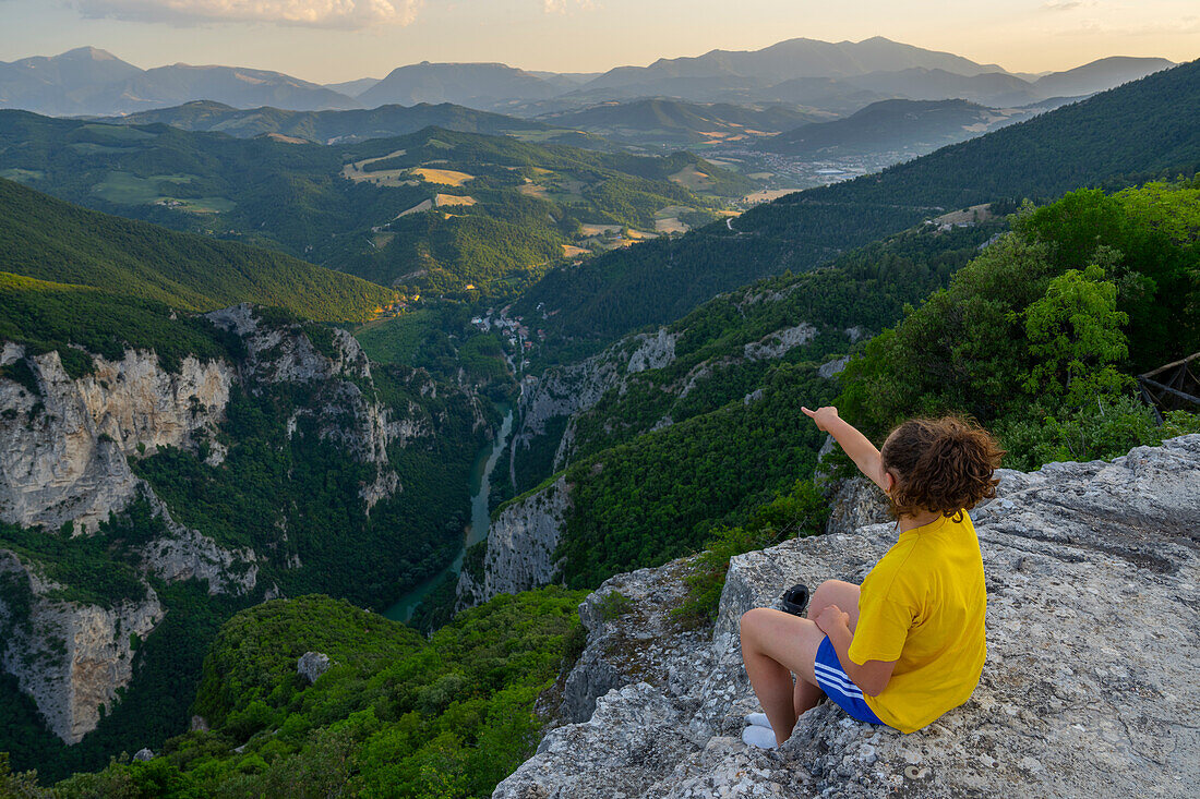 Wanderer auf dem Belvedere Alto, Furloschlucht, Marken, Italien, Europa