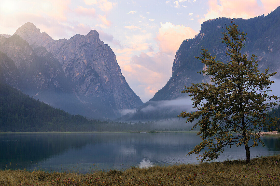 Toblacher See bei Sonnenaufgang im Sommer, Südtirol, Italien, Europa