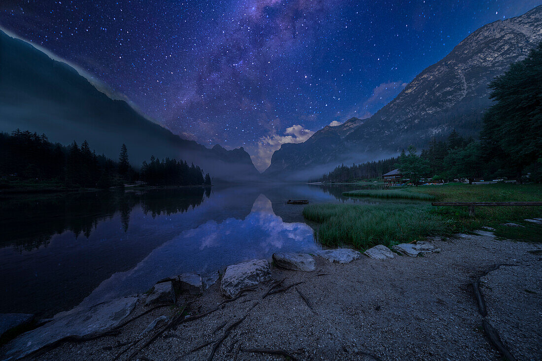 Toblacher See bei Nacht im Sommer, Südtirol, Italien, Europa