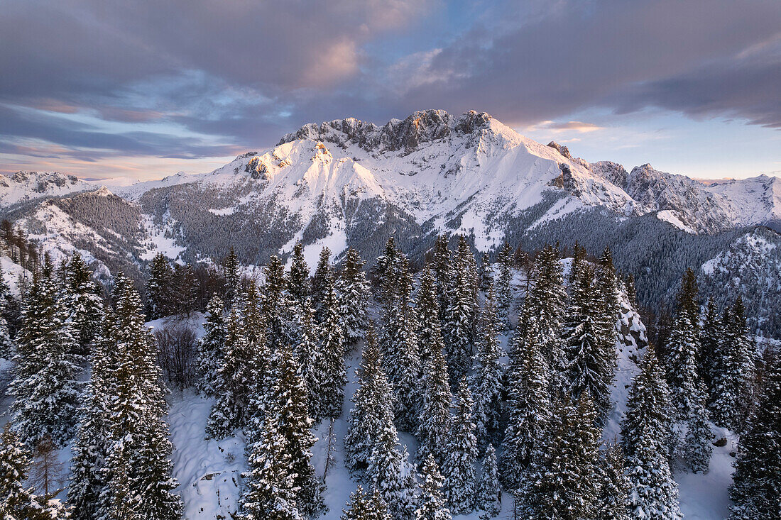 Wintersaison in den Orobie-Alpen bei Sonnenaufgang, Presolana-Gipfel in der Provinz Bergamo, Region Lombardei, Italien, Europa