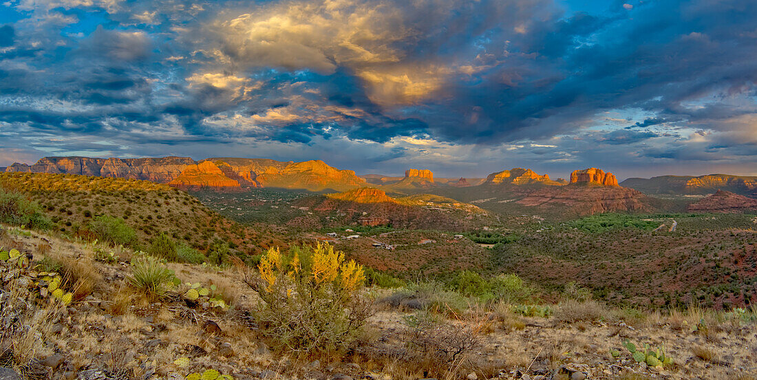 The Village of Oak Creek on the south side of Sedona viewed from the south end of Airport Mesa near sunset, Arizona, United States of America, North America