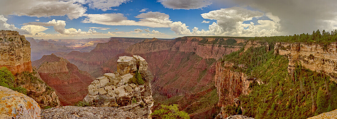 Ein großer Sturm rollt in den Grand Canyon in der Nähe des Grandview Point während der Monsunzeit 2022, Grand Canyon National Park, UNESCO Weltkulturerbe, Arizona, Vereinigte Staaten von Amerika, Nordamerika