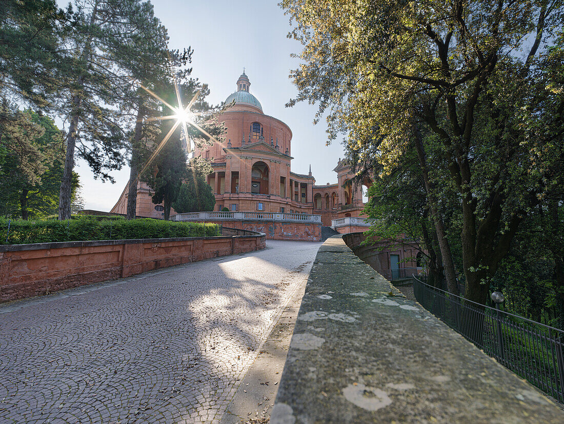 Heiligtum von San Luca bei Sonnenaufgang in Bologna mit einem Sonnenstrahl, Bologna, Emilia Romagna, Italien, Europa
