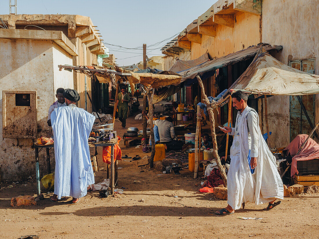 Die Straßen und Menschen eines Dorfes zwischen Kiffa und Ayoun, Mauretanien, Sahara, Westafrika, Afrika