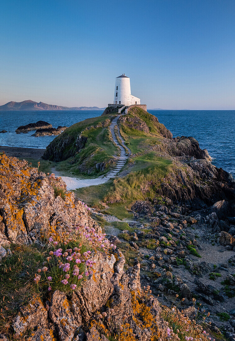 Twr Mawr-Leuchtturm, Insel Llanddwyn (Ynys Llanddwyn), bei Newborough, Anglesey, Nordwales, Vereinigtes Königreich, Europa