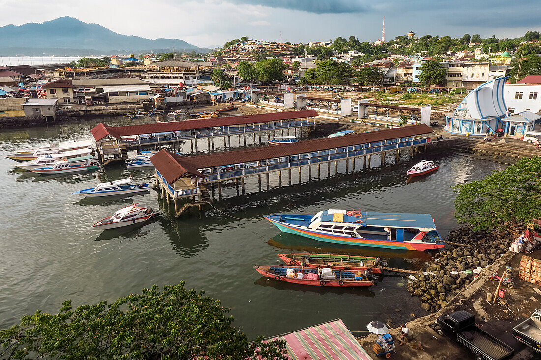 Kais und Boote im geschäftigen Hafen der Provinzhauptstadt im hohen Norden von Sulawesi, Manado, Nordsulawesi, Indonesien, Südostasien, Asien
