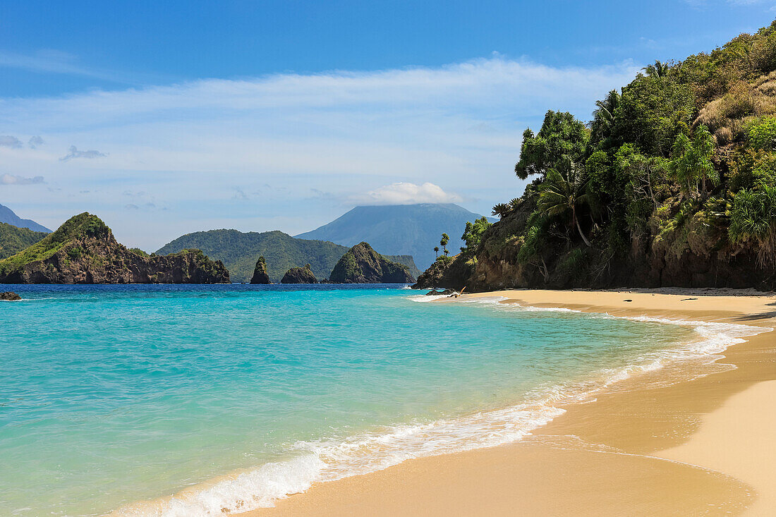Schöner Strand der Insel Mahoro mit Masare und dem Vulkan Karangetang dahinter, Mahoro, Siau, Sangihe Archipel, Nordsulawesi, Indonesien, Südostasien, Asien