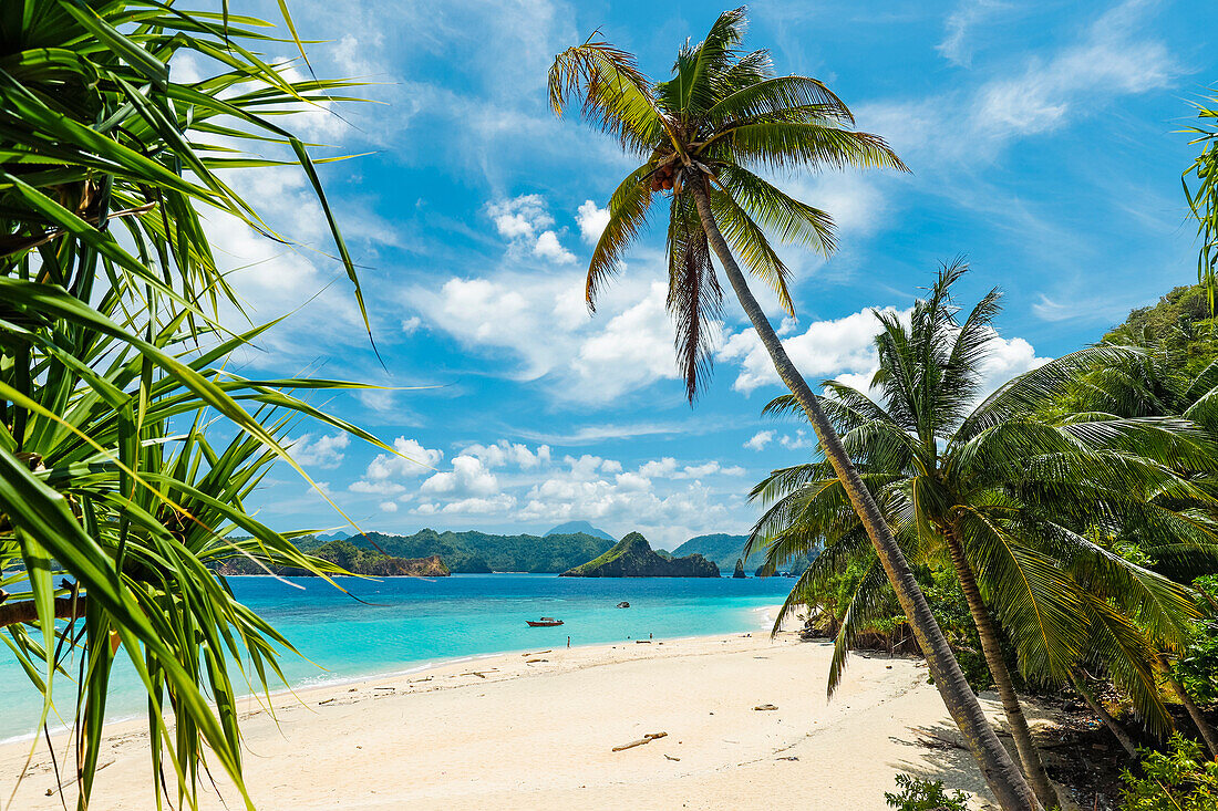 Mahoro Island white sand beach with Masare and Pahepa Islands beyond, Mahoro, Siau, Sangihe Archipelago, North Sulawesi, Indonesia, Southeast Asia, Asia