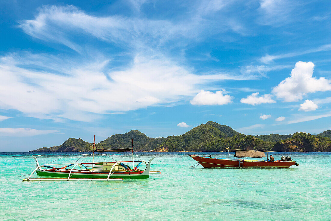 Auslegerkanu und Tourboot vor der Insel Mahoro, dahinter die Pahepa-Insel, Mahoro, Siau, Sangihe-Archipel, Nordsulawesi, Indonesien, Südostasien, Asien