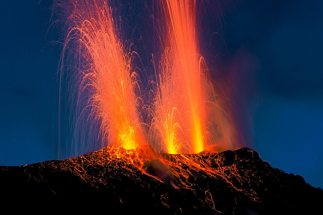 Lavabomben brechen aus mehreren Schloten eines Vulkans aus, der seit mindestens 2000 Jahren aktiv ist, Stromboli, Äolische Inseln, UNESCO-Welterbe, Sizilien, Italien, Mittelmeer, Europa