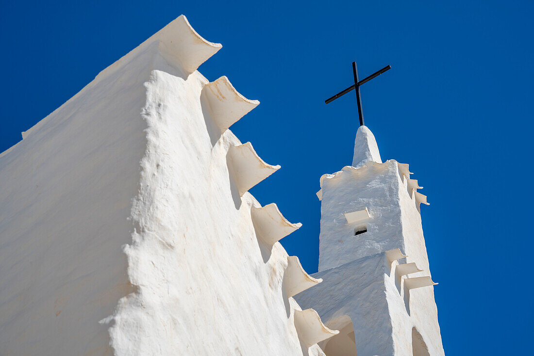 Blick auf eine weißgetünchte Kirche und blauen Himmel, Binibequer Vell, Menorca, Balearen, Spanien, Mittelmeer, Europa