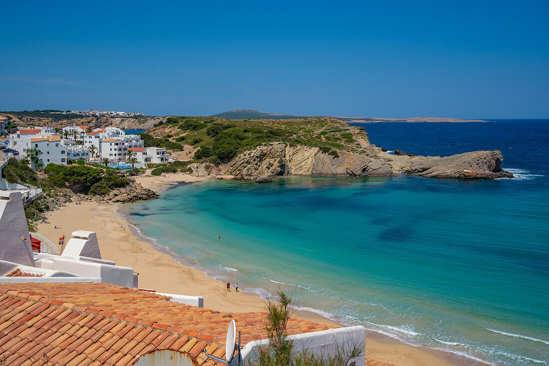 Blick auf Strand und Dächer in Arenal d'en Castell, Es Mercadal, Menorca, Balearen, Spanien, Mittelmeer, Europa