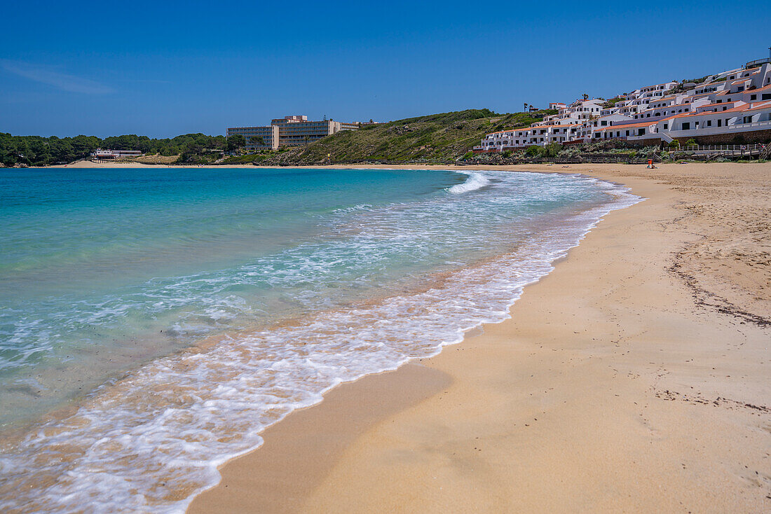 Blick auf das Plätschern der Wellen am Strand von Arenal d'en Castell, Es Mercadal, Menorca, Balearische Inseln, Spanien, Mittelmeer, Europa