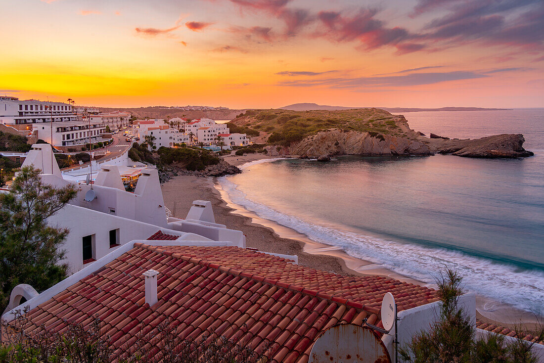 Blick auf Strand und Dächer bei Sonnenuntergang in Arenal d'en Castell, Es Mercadal, Menorca, Balearische Inseln, Spanien, Mittelmeer, Europa