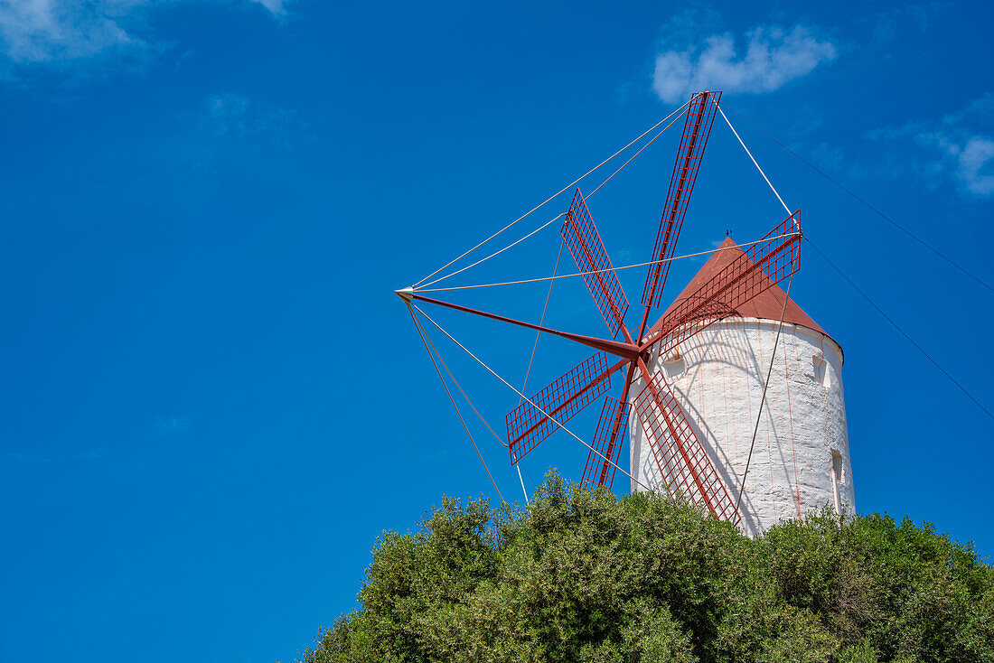 Blick auf eine Windmühle vor blauem Himmel in Es Mercadal, Menorca, Balearen, Spanien, Mittelmeer, Europa