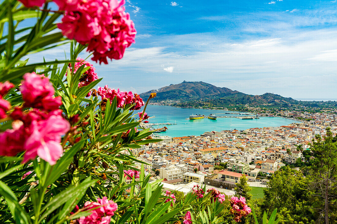 Panoramablick auf die Altstadt von Zakynthos und das Meer vom Bohali-Aussichtspunkt auf dem Blumenhügel, Zakynthos, Ionische Inseln, Griechische Inseln, Griechenland, Europa