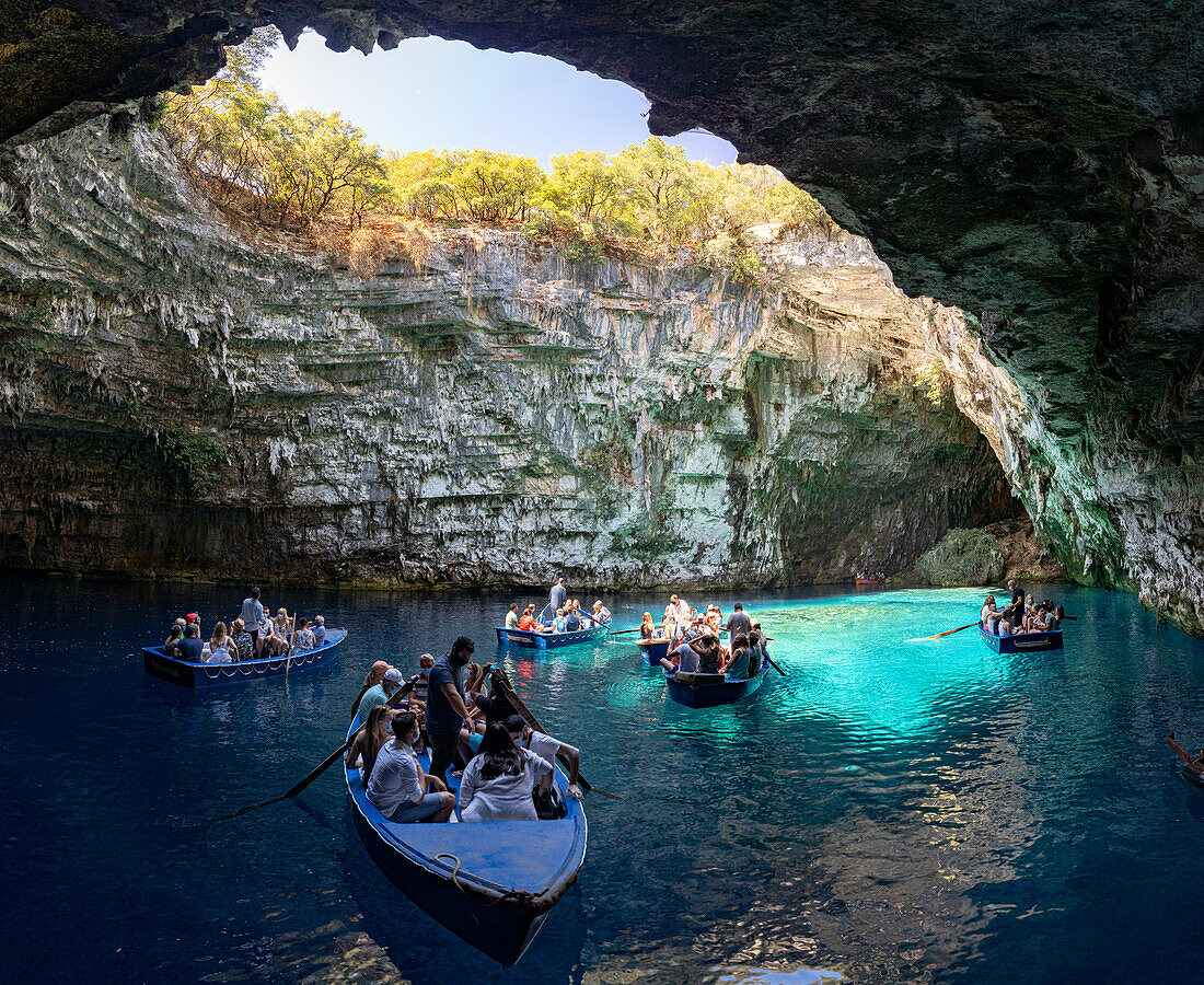 Touristenboote in den kristallklaren blauen Gewässern der Melissani-See-Höhle, Kefalonia, Ionische Inseln, Griechische Inseln, Griechenland, Europa