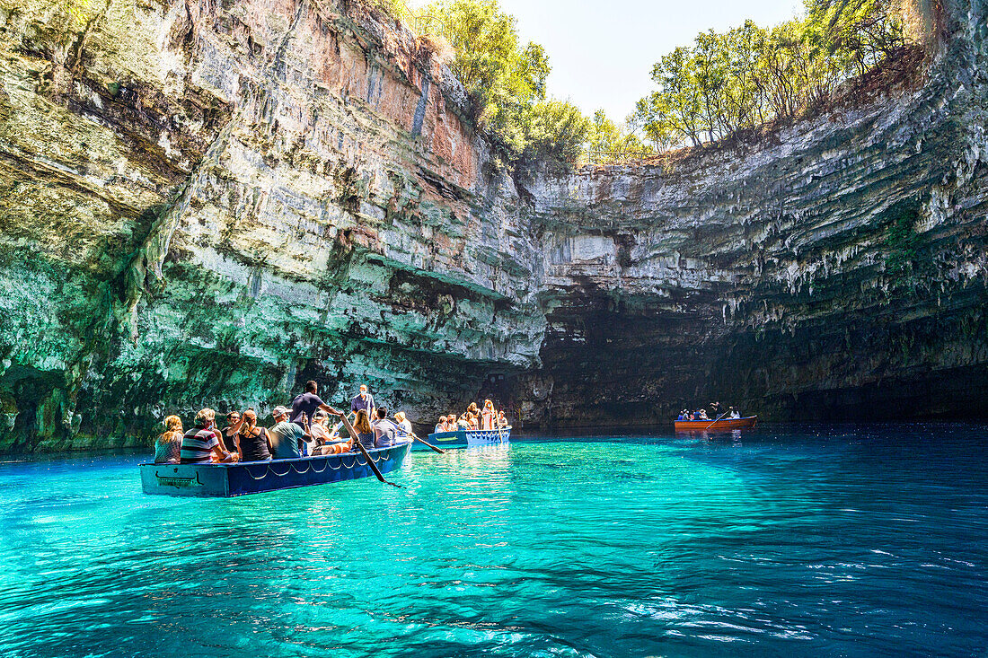 Touristen, die eine Bootsfahrt in die Höhle am berühmten Melissani-See genießen, Kefalonia, Ionische Inseln, Griechische Inseln, Griechenland, Europa