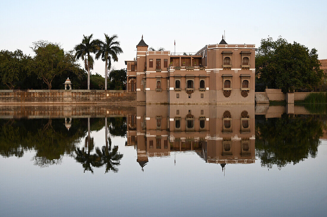 Sri Joravar Vilas spiegelt sich im stillen Wasser des Sees, Schwalbennester unter den Fenstern, Santrampur, Gujarat, Indien, Asien