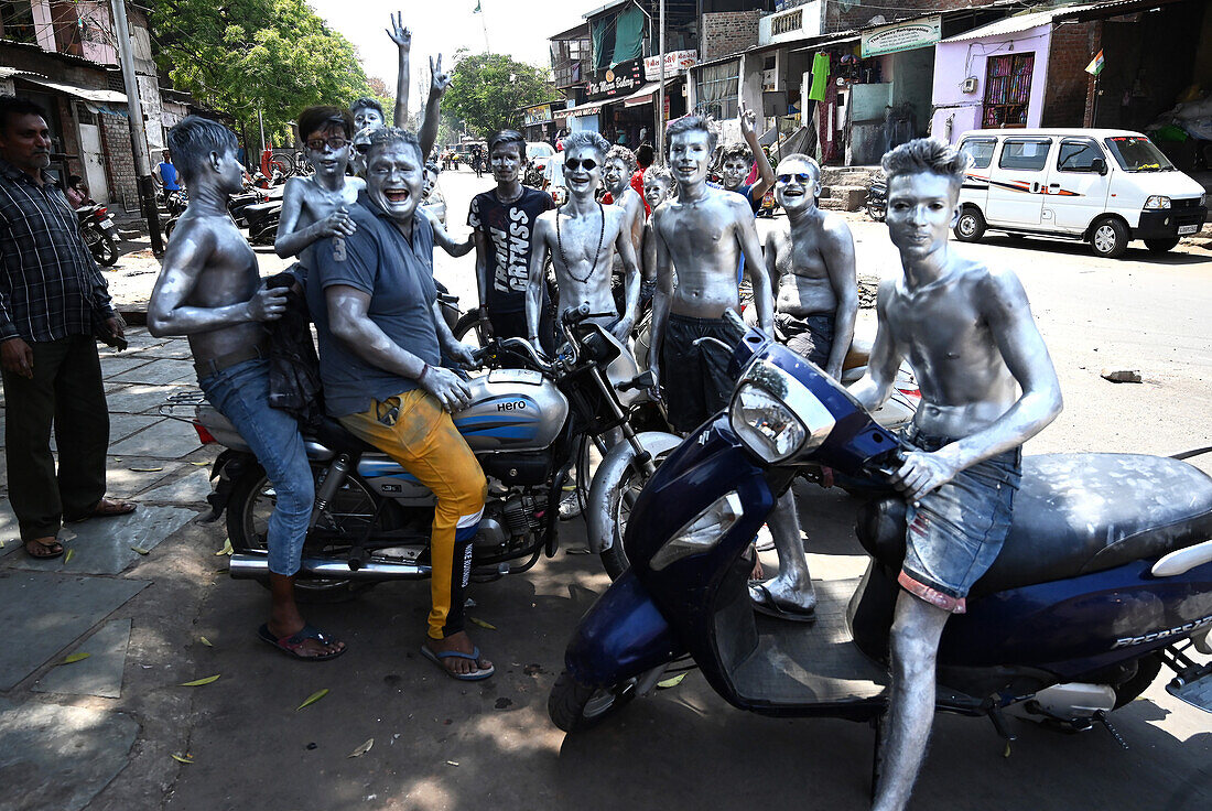 Gruppe von Jungen, die sich rebellisch mit Silberfarbe bemalt haben, um Holi, das hinduistische Fest der Farben, zu feiern, Vadodara, Gujarat, Indien, Asien