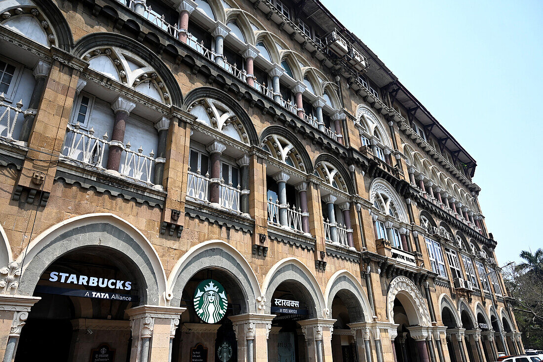 Das 1870 erbaute Elphinstone-Gebäude im Stil eines venezianisch-gotischen Palazzos beherbergt heute ein Starbucks-Café der Tata Alliance, Mumbai, Indien, Asien