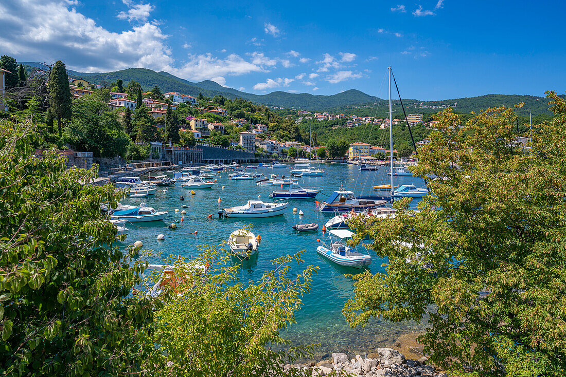 Blick auf Boote im Hafen von Ika, Ika, Kvarner Bucht, Ost-Istrien, Kroatien, Europa
