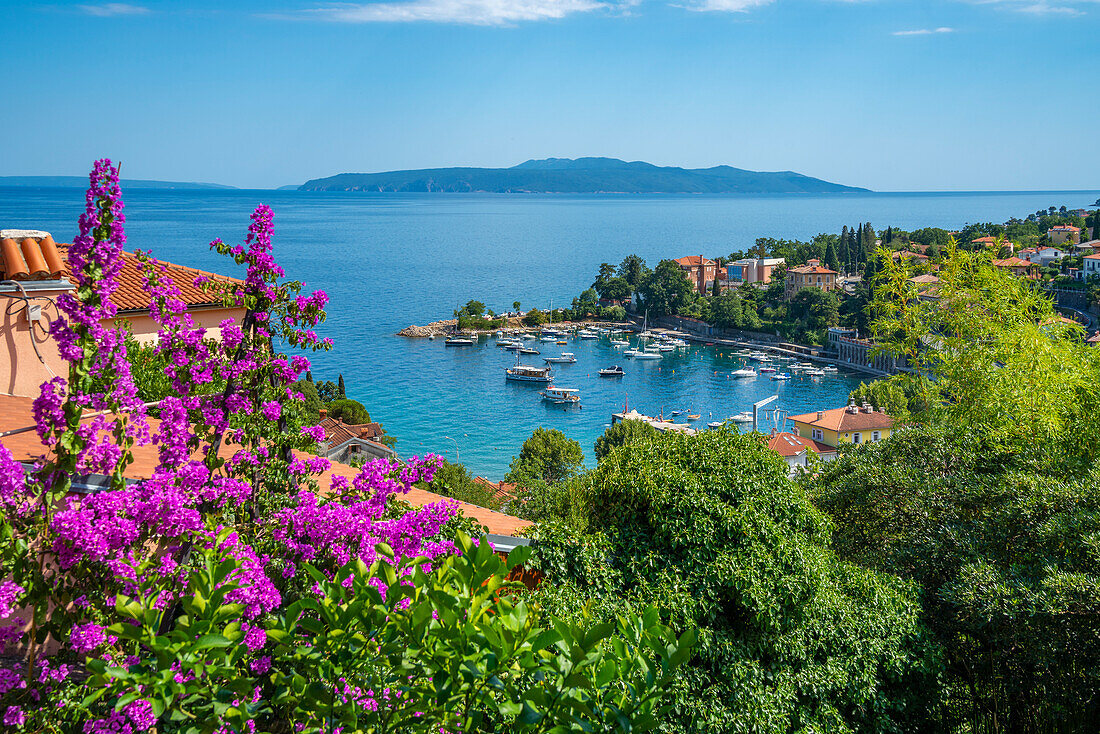 Blick auf den Hafen und die Dächer von Ika aus erhöhter Position, Ika, Kvarner Bucht, Ost-Istrien, Kroatien, Europa