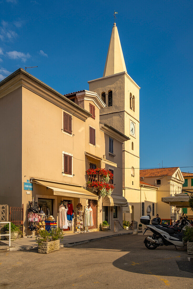 Blick auf die St. Georgskirche und die Geschäfte im Dorf Lovran, Lovran, Kvarner Bucht, Ostistrien, Kroatien, Europa