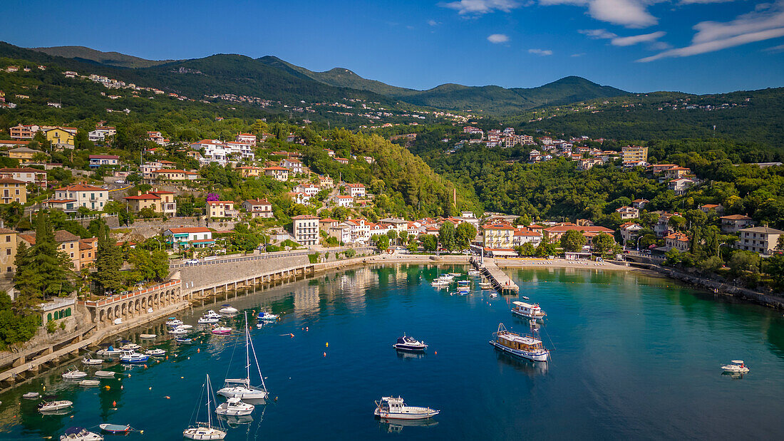 Luftaufnahme von Booten im Hafen von Ika, Ika, Kvarner Bucht, Ost-Istrien, Kroatien, Europa