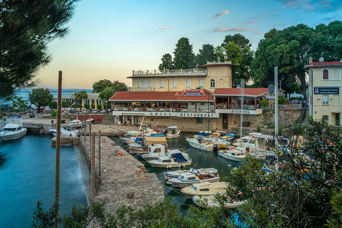 Blick auf Café und Restaurant mit Blick auf Boote im Hafen, Lovran Dorf, Lovran, Kvarner Bucht, Ost-Istrien, Kroatien, Europa