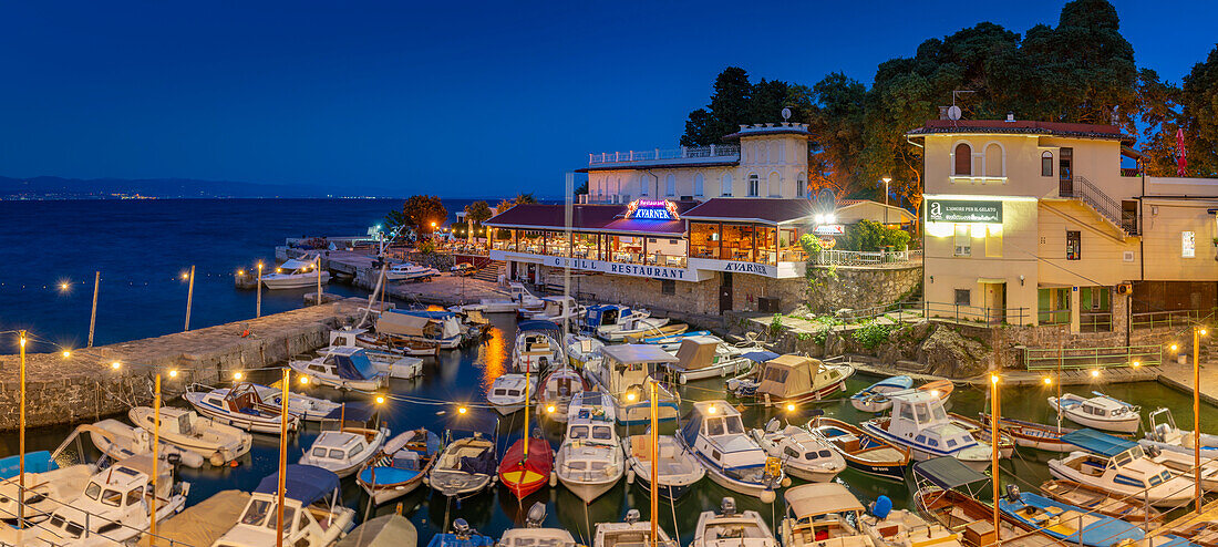 Blick auf Café und Restaurant mit Blick auf Boote im Hafen in der Abenddämmerung, Lovran Dorf, Lovran, Kvarner Bucht, Ost-Istrien, Kroatien, Europa