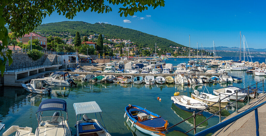 Blick auf Boote im Yachthafen und die Adria bei Icici, Icici, Kvarner Bucht, Kroatien, Europa