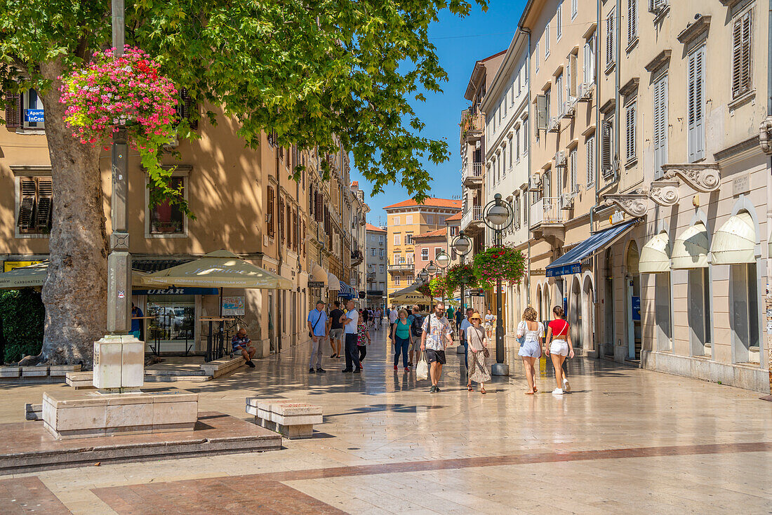 Blick auf Geschäfte, Menschen und verzierte Architektur auf dem Korzo, Rijeka, Kvarner Bucht, Kroatien, Europa