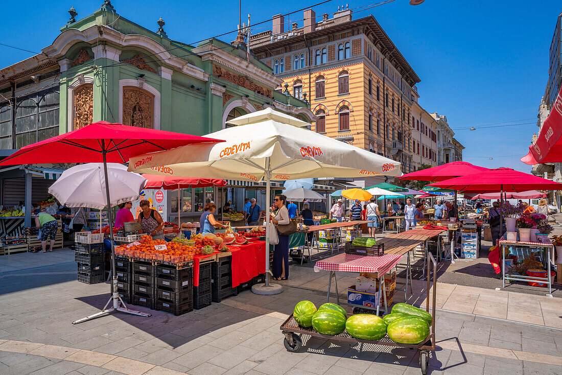 Blick auf einen Obst- und Gemüsestand und die Außenseite des verschnörkelten Gebäudes des Zentralmarktes, Rijeka, Kroatien, Europa