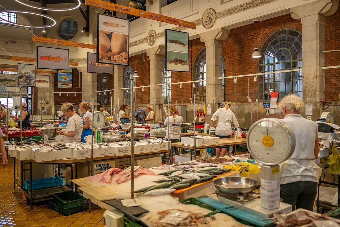 Blick auf das Innere des Fischmarktes am Zentralmarkt, Rijeka, Kroatien, Europa