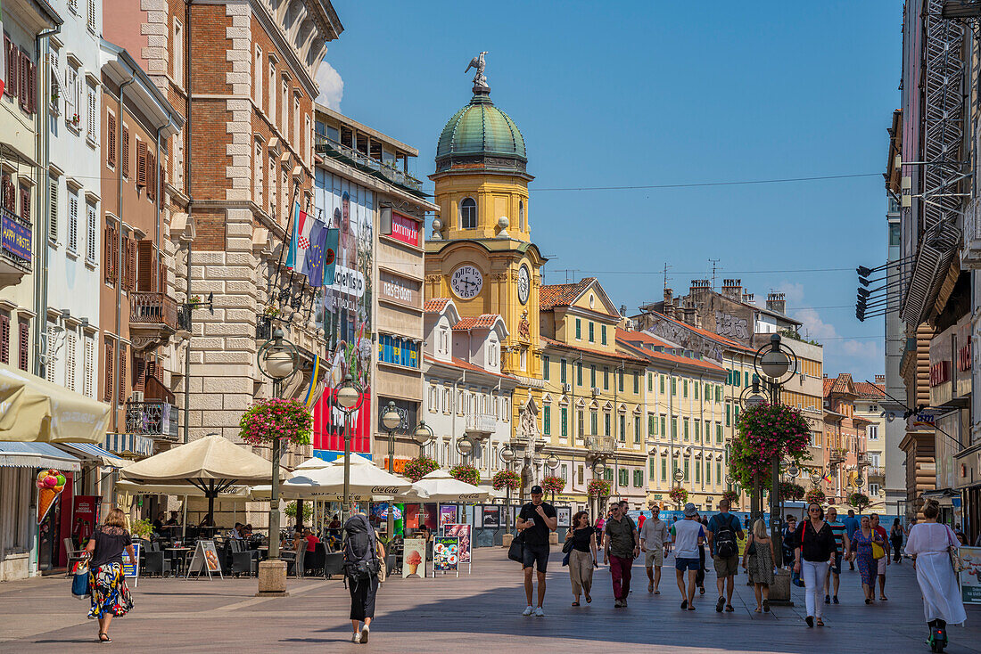 Blick auf den barocken Uhrenturm und die Geschäfte am Korzo, Rijeka, Kvarner Bucht, Kroatien, Europa