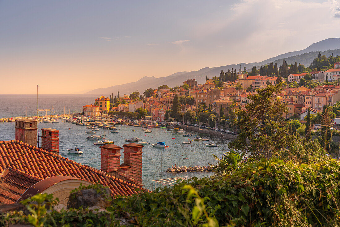 Blick auf Yachthafen, Dächer und Bucht von erhöhter Position in Volosko, Opatija, Kvarner Bucht, Kroatien, Europa