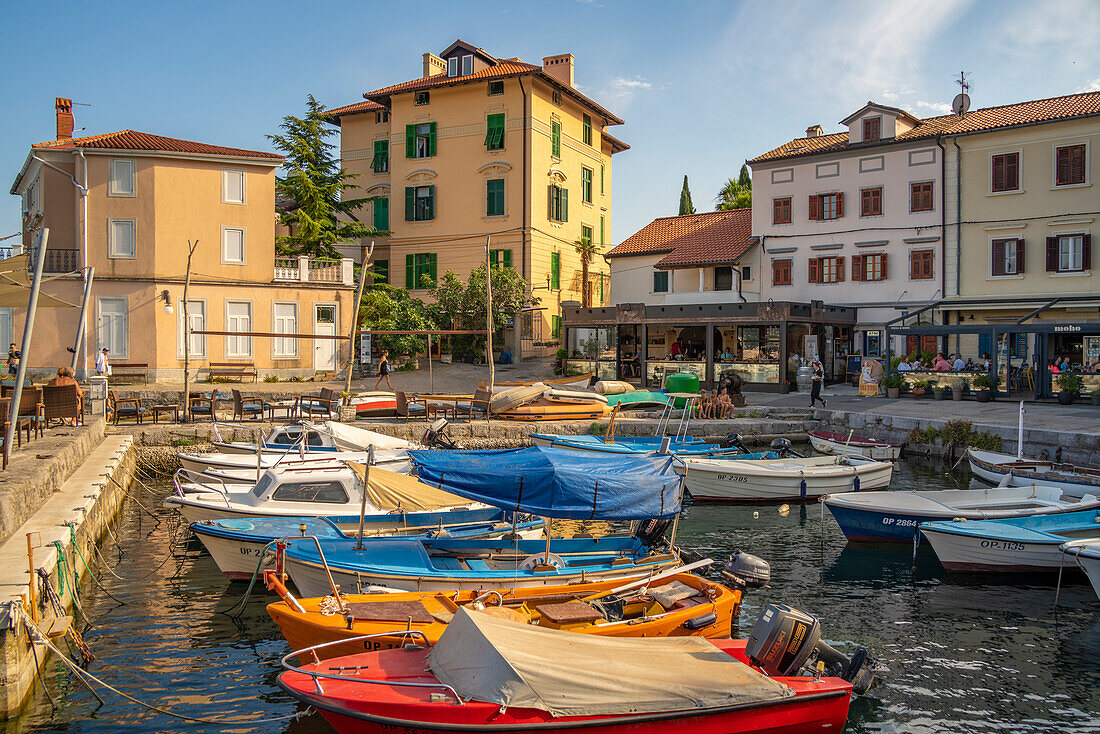 Blick auf Boote im Yachthafen und Hafenrestaurants zur goldenen Stunde in Volosko, Opatija, Kvarner Bucht, Kroatien, Europa