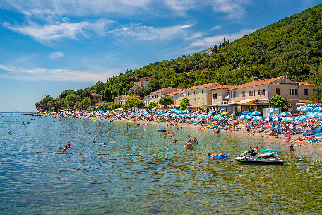 Blick auf den Strand in Moscenicka Draga, Kvarner Bucht, Ost-Istrien, Kroatien, Europa