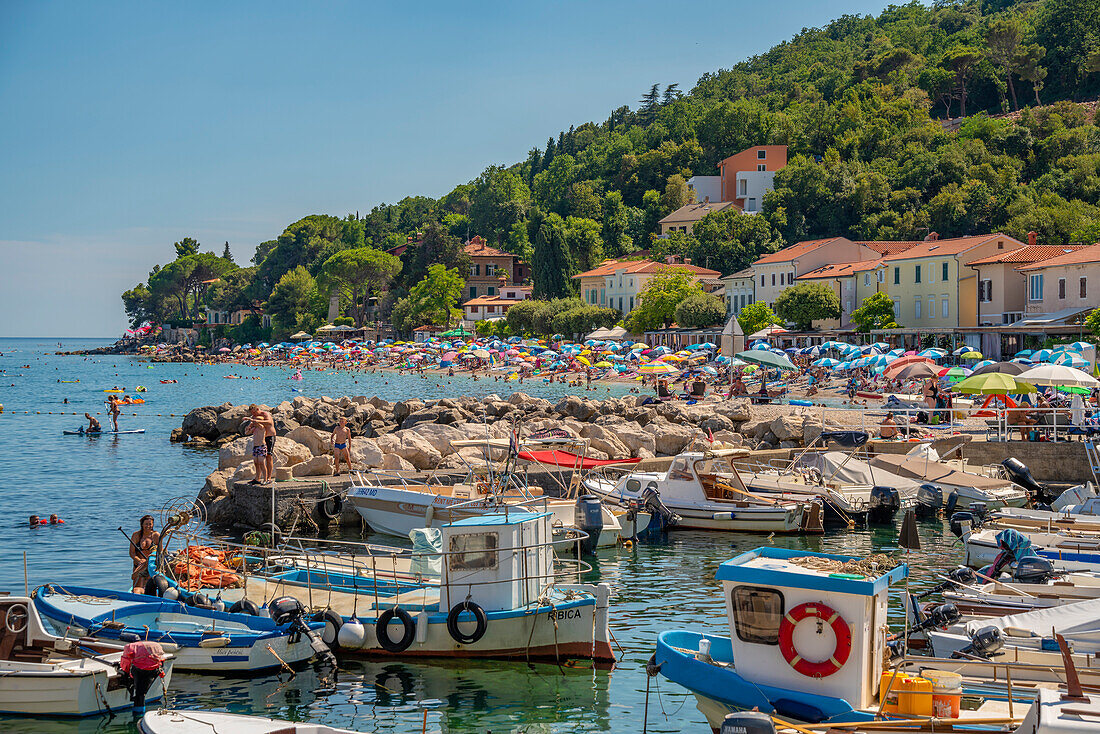 Blick auf Boote im Yachthafen von Moscenicka Draga, Kvarner Bucht, Ost-Istrien, Kroatien, Europa