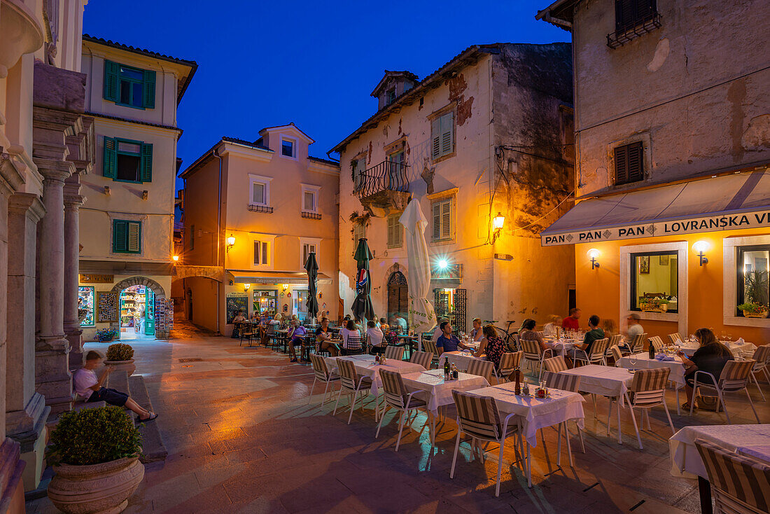 Blick auf Restaurants in der Abenddämmerung, Lovran, Kvarner Bucht, Ost-Istrien, Kroatien, Europa