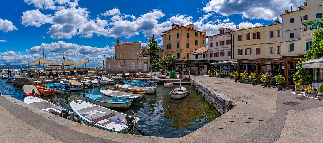 Blick auf Restaurants und Cafés mit Blick auf den Yachthafen von Volosko, Kvarner Bucht, Ost-Istrien, Kroatien, Europa