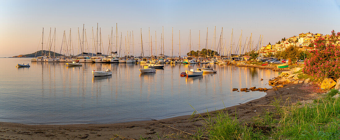 Blick auf Boote mit Blick auf Skiathos Stadt bei Sonnenaufgang, Insel Skiathos, Sporaden-Inseln, Griechische Inseln, Griechenland, Europa