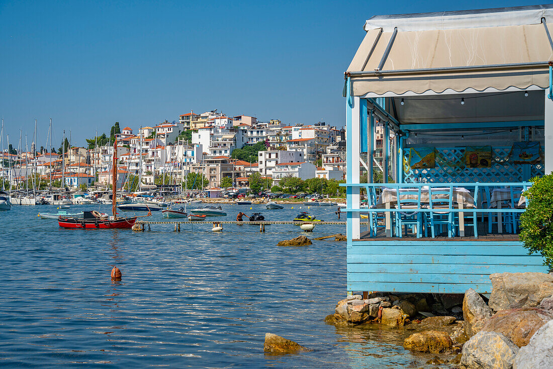 Blick auf Boote und Skiathos-Stadt, Insel Skiathos, Sporaden-Inseln, Griechische Inseln, Griechenland, Europa