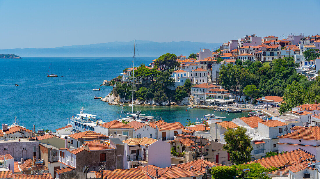 Blick auf Skiathos-Stadt von der St. Nicholas-Kirche aus, Insel Skiathos, Sporaden-Inseln, Griechische Inseln, Griechenland, Europa