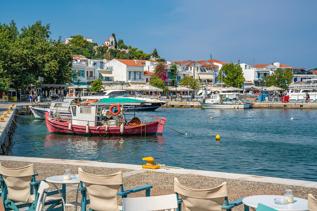 Blick auf Boote im Alten Hafen, Skiathos-Stadt, Skiathos-Insel, Sporaden-Inseln, Griechische Inseln, Griechenland, Europa