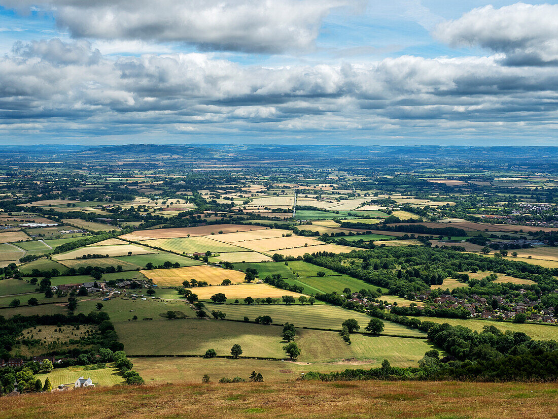 Die Landschaft von Worcestershire vom Pinnacle Hill in den Malvern Hills, AONB (Area of Outstanding Natural Beauty), Worcestershire, England, Vereinigtes Königreich, Europa