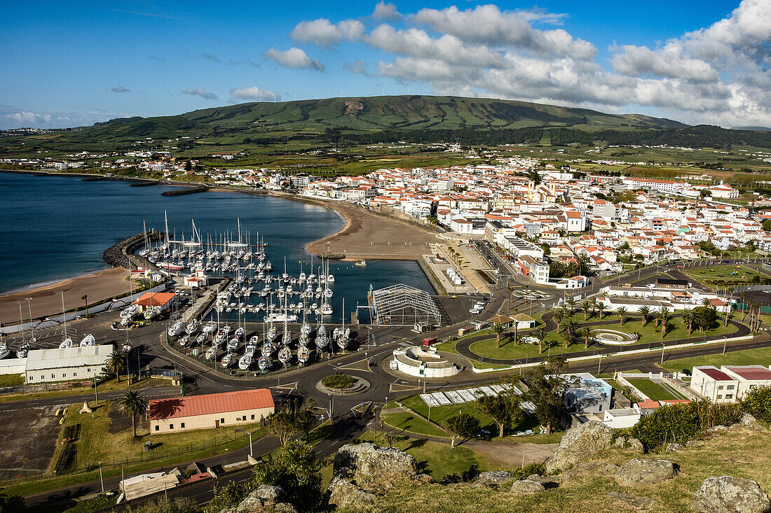 Schildvulkan Serro do Cume und die Stadt Praia da Vitoria, Insel Terceira, Azoren, Portugal, Atlantik, Europa