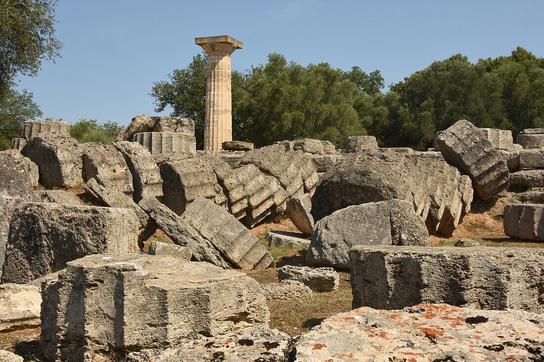 Demontierte Säulen im Zeustempel von Olympia, UNESCO-Weltkulturerbe, westliche Peleponnes in Griechenland, Europa