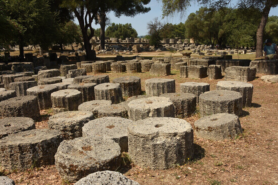 Demontierte Säulen im Zeustempel von Olympia, UNESCO-Weltkulturerbe, westliche Peleponnes in Griechenland, Europa